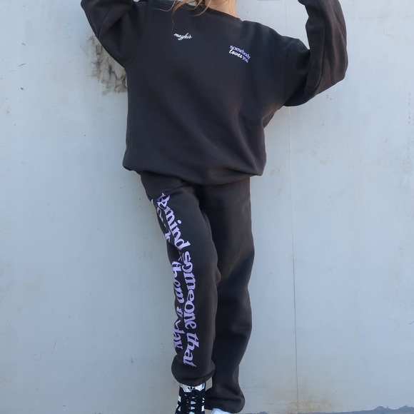 The Mayfair Group Somebody Loves You Graphic Crewneck - Picture 4 of 6